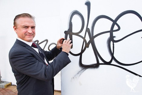 • Cr Chris Cornish demonstrates how a “report-it” app might work.