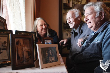 • Anne Chapple shares a story about Anzac Cottage with Bob Legget and Jack Bell. Photo by Steve Grant