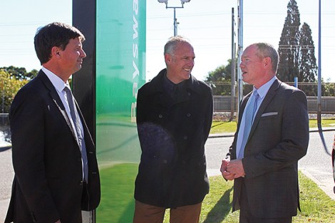 • Assistant minister for cities Angus Taylor chats to Baysy local Paul Shanahan and Perth seat contender Jeremy Quinn. 
