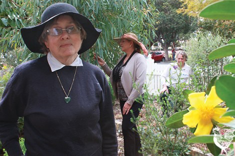 • Jenny Hopwood of the Claise Brook Catchment Group, Water Corp’s Adele Gismondi and former Vincent council Dudley Maier enjoy Ross and Janis’s garden. Photo by Steve Grant