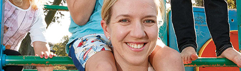 Cr hanging up her&nbsp;coate